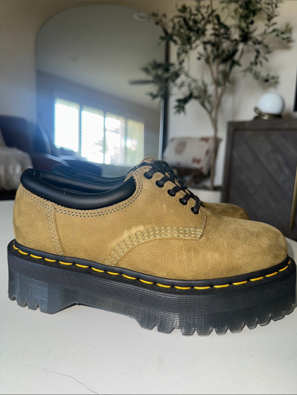 Woman’s  Suede Platform Oxford Shoes - Tan